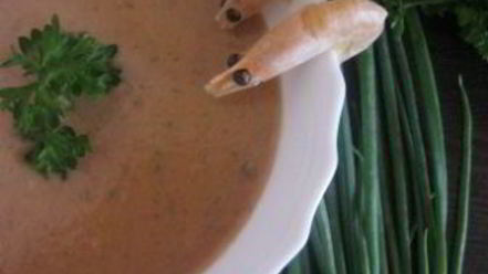 Рецепт пряного холодного супа из огурца с креветками