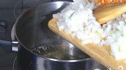 Рецепт куриного супа с клецками, сельдереем и кабачками