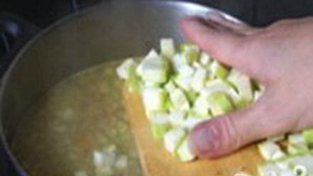 Рецепт куриного супа с клецками, сельдереем и кабачками