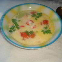 Молочный суп по-тайски с курочкой, креветками и помидорчиками черри