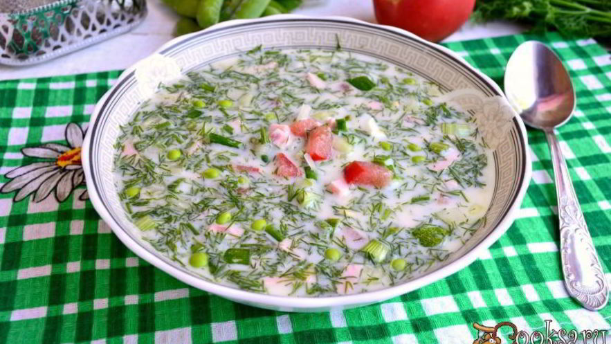 Рецепт окрошки на сыворотке с помидорами и свежим горошком