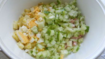 Рецепт окрошки на сыворотке с помидорами и свежим горошком