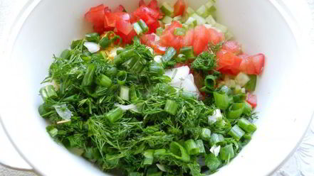 Рецепт окрошки на сыворотке с помидорами и свежим горошком