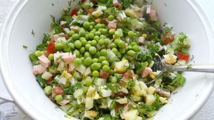 Рецепт окрошки на сыворотке с помидорами и свежим горошком