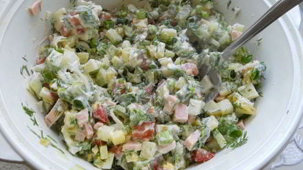 Рецепт окрошки на сыворотке с помидорами и свежим горошком