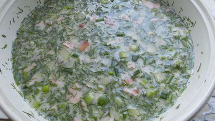 Рецепт окрошки на сыворотке с помидорами и свежим горошком