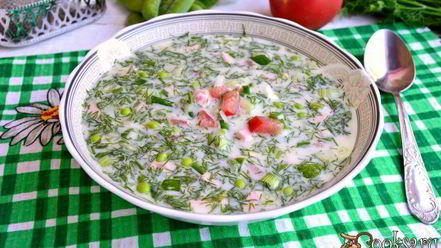 Рецепт окрошки на сыворотке с помидорами и свежим горошком