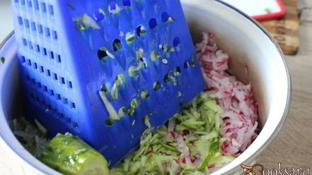 Рецепт окрошки на сыворотке с ветчиной