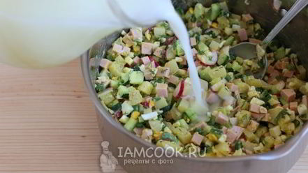 Рецепт окрошки с колбасой на сыворотке