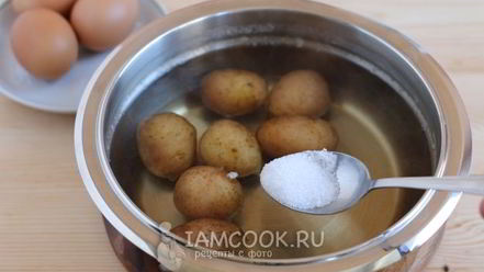 Рецепт окрошки с колбасой на сыворотке