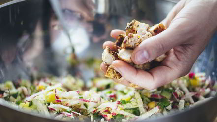 Рецепт окрошки с куриной грудкой на кефире