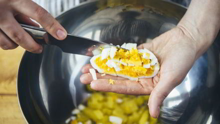 Рецепт окрошки с куриной грудкой на кефире