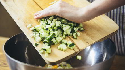 Рецепт окрошки с куриной грудкой на кефире