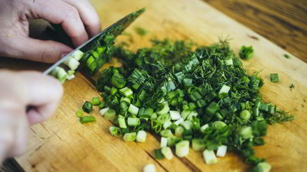 Рецепт окрошки с куриной грудкой на кефире