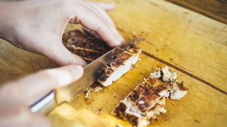 Рецепт окрошки с куриной грудкой на кефире