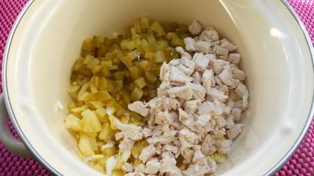 Рецепт окрошки с курицей и маринованными огурцами