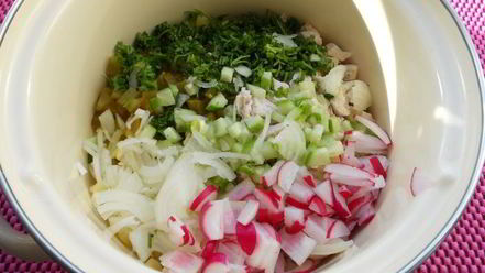 Рецепт окрошки с курицей и маринованными огурцами