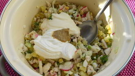 Рецепт окрошки с курицей и маринованными огурцами