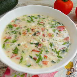 Рецепт Окрошки с курицей и помидорами