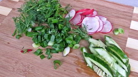 Рецепт окрошки с салями на йогурте