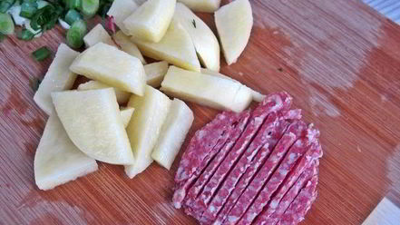 Рецепт окрошки с салями на йогурте