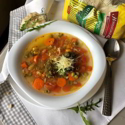 Рецепт Минестроне с рисом и песто из руколы