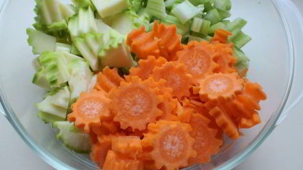 Рецепт овощного, летнего супчика с томатно-чесночными гренками