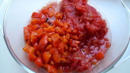 Рецепт овощного, летнего супчика с томатно-чесночными гренками