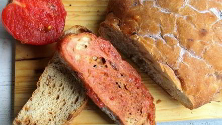 Рецепт овощного, летнего супчика с томатно-чесночными гренками