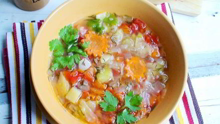 Рецепт овощного, летнего супчика с томатно-чесночными гренками