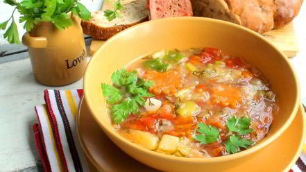 Рецепт овощного, летнего супчика с томатно-чесночными гренками