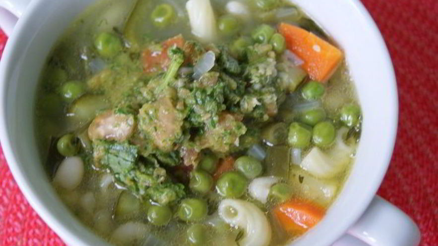 Рецепт овощного супа с фасолью и песто