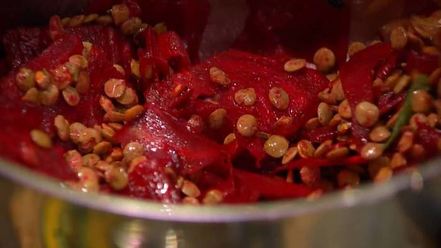 Рецепт чечевичной похлебки со свеклой и шпинатом