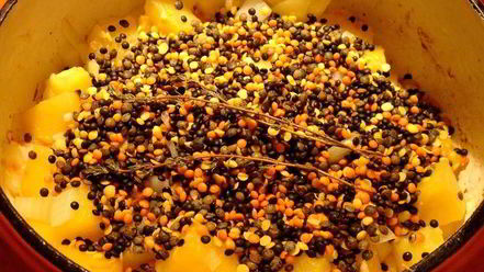 Рецепт густой тыквенной похлебки с чечевицей, тефтелями и копчеными колбасками