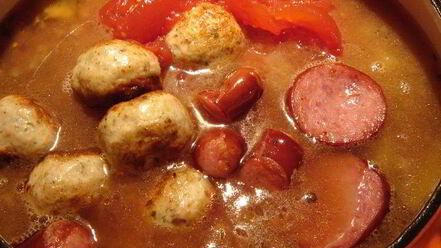 Рецепт густой тыквенной похлебки с чечевицей, тефтелями и копчеными колбасками