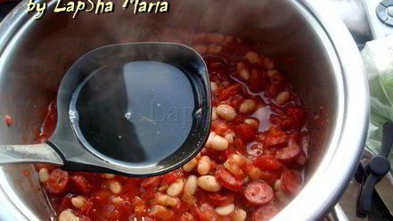 Рецепт томатной похлебки с копчеными колбасками и фасолью