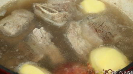 Рецепт щей с квашеной капустой на говяжьих ребрышках в чугунке