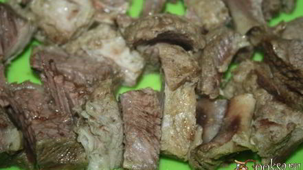 Рецепт щей с квашеной капустой на говяжьих ребрышках в чугунке