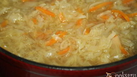 Рецепт щей с квашеной капустой на говяжьих ребрышках в чугунке