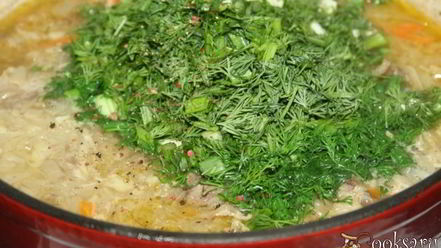 Рецепт щей с квашеной капустой на говяжьих ребрышках в чугунке