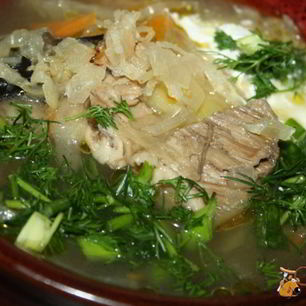 Рецепт Суточных щей со свининой и сушеными грибами на квашеной капусте