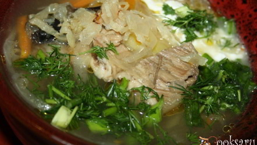 Рецепт суточных щей со свининой и сушеными грибами на квашеной капусте