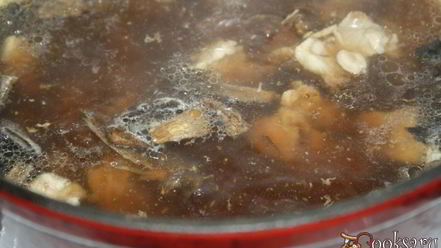 Рецепт суточных щей со свининой и сушеными грибами на квашеной капусте