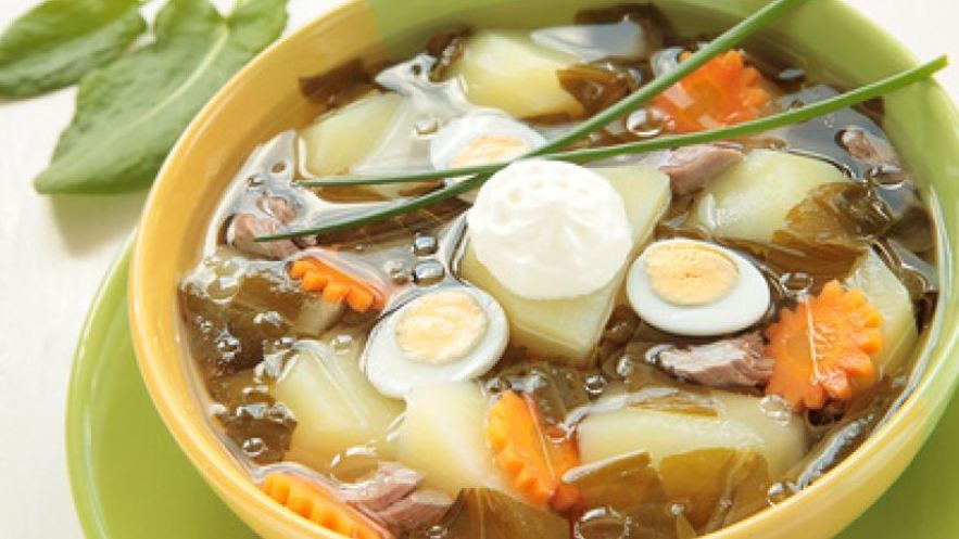 Рецепт зеленых щей с щавелем и перепелиными яйцами