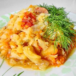 Рецепт Солянки из капусты с сосисками и помидор в мультиварке