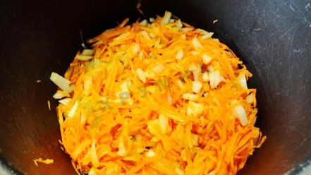 Рецепт солянки из капусты с сосисками и помидор в мультиварке