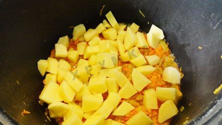 Рецепт солянки из капусты с сосисками и помидор в мультиварке