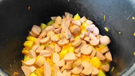 Рецепт солянки из капусты с сосисками и помидор в мультиварке