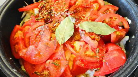 Рецепт солянки из капусты с сосисками и помидор в мультиварке