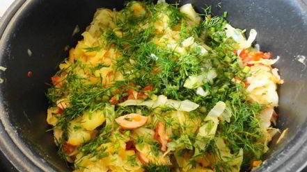 Рецепт солянки из капусты с сосисками и помидор в мультиварке